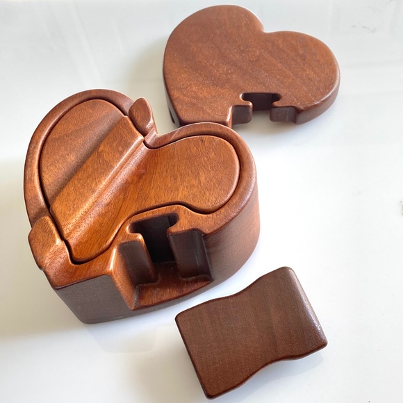 SOLID MAHOGANY HANDCRAFTED HEART-SHAPED PUZZLE JEWELRY BOX - Picture 3 of 5